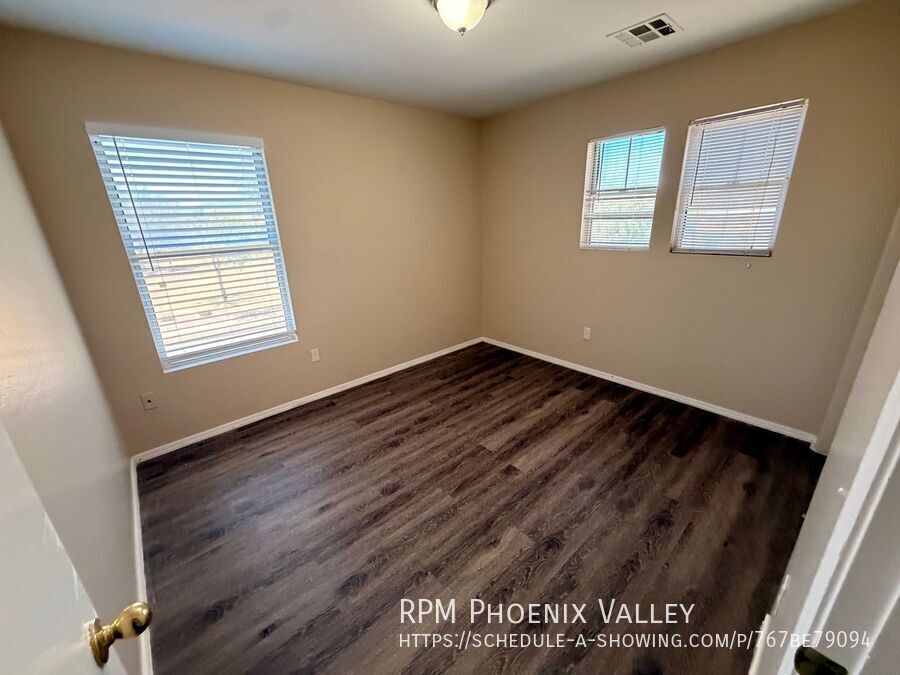 Large 3 bed / 2.5 Bed with Loft in Avondale that has No Carpet!! property image