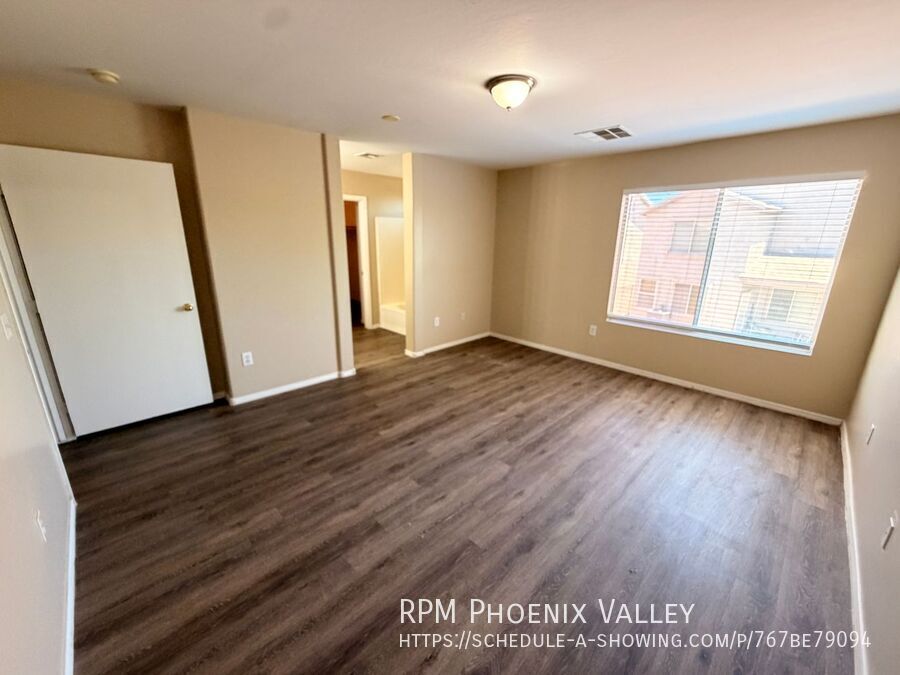 Large 3 bed / 2.5 Bed with Loft in Avondale that has No Carpet!! property image