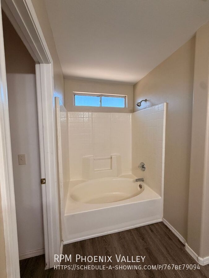 Large 3 bed / 2.5 Bed with Loft in Avondale that has No Carpet!! property image