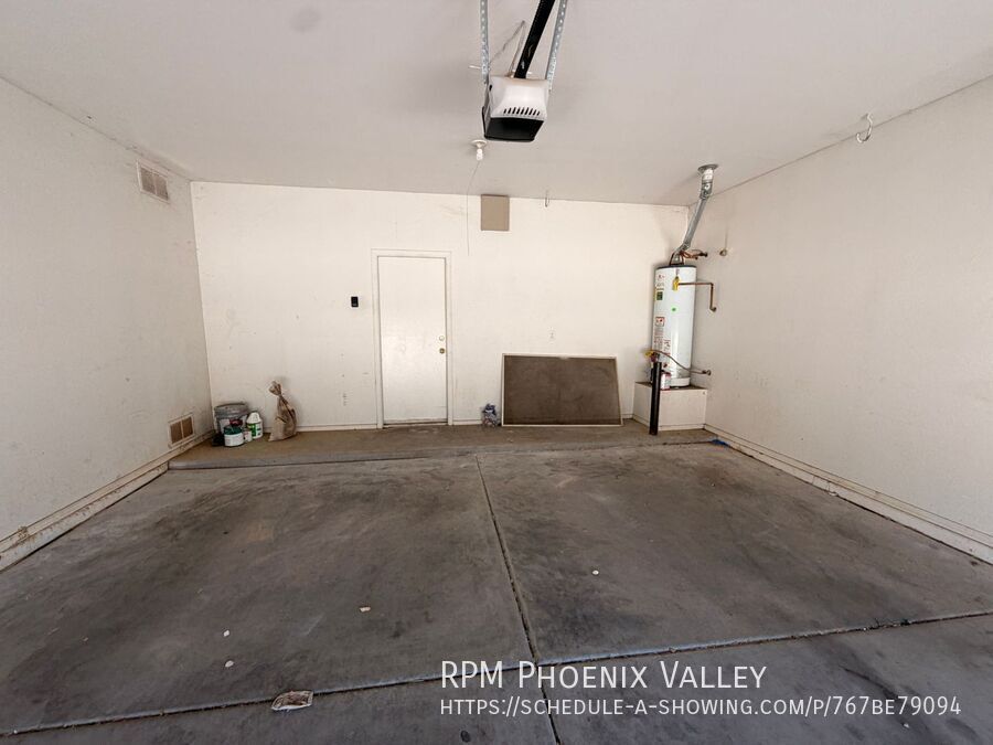 Large 3 bed / 2.5 Bed with Loft in Avondale that has No Carpet!! property image