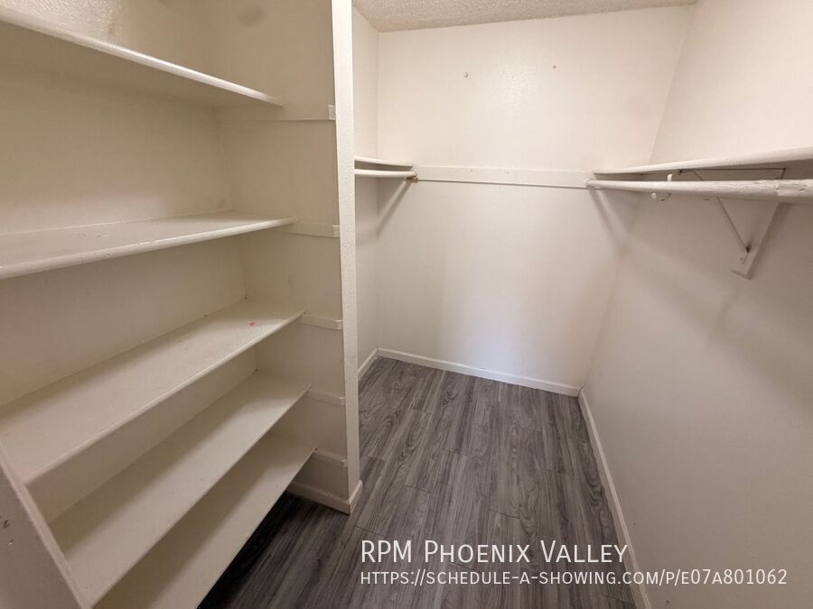 Updated Single Story 2x2 Glendale Unit With No Carpet property image