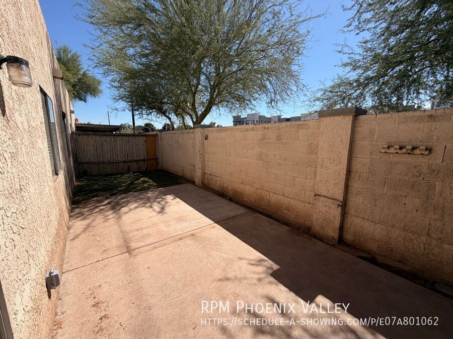 Updated Single Story 2x2 Glendale Unit With No Carpet property image