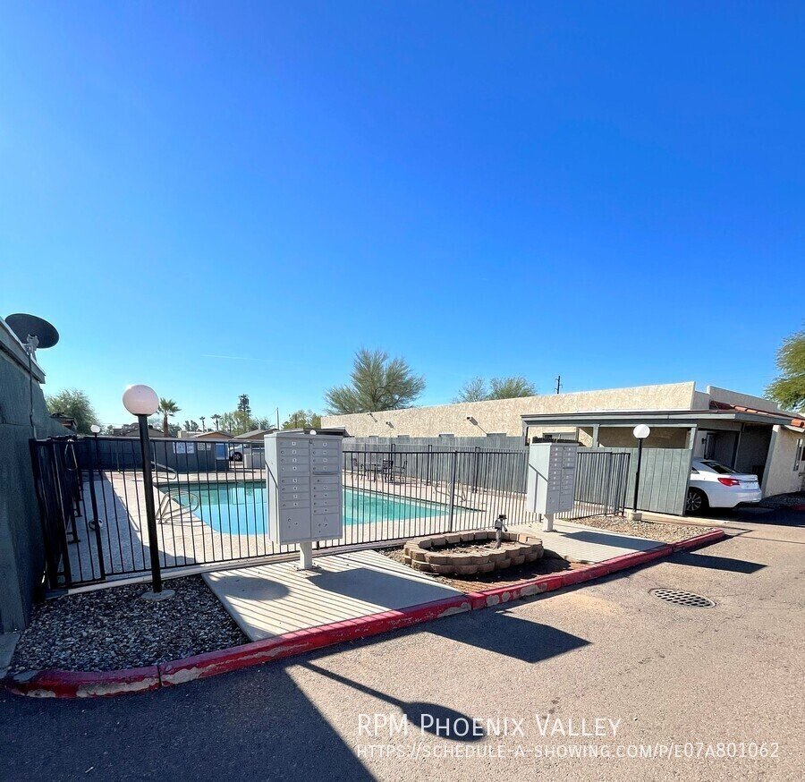 Updated Single Story 2x2 Glendale Unit With No Carpet property image
