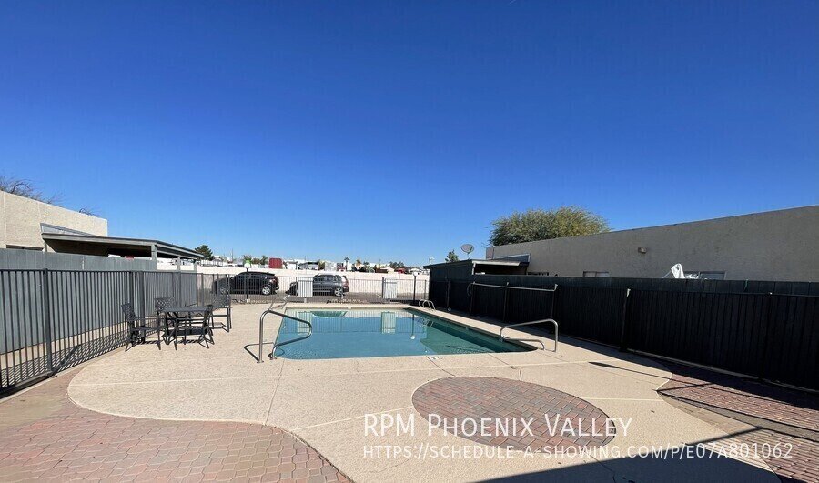 Updated Single Story 2x2 Glendale Unit With No Carpet property image