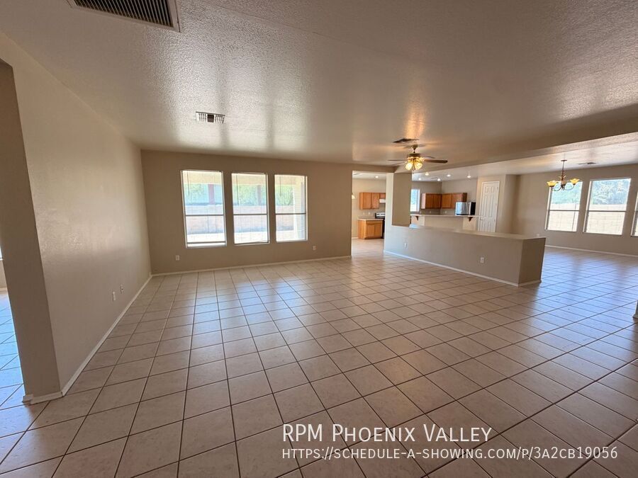 Spacious 3 Bedroom Single Story Peoria With A 3 Car Garage property image