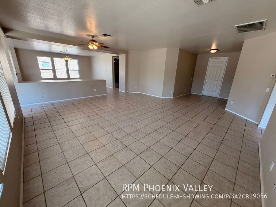 Spacious 3 Bedroom Single Story Peoria With A 3 Car Garage property image