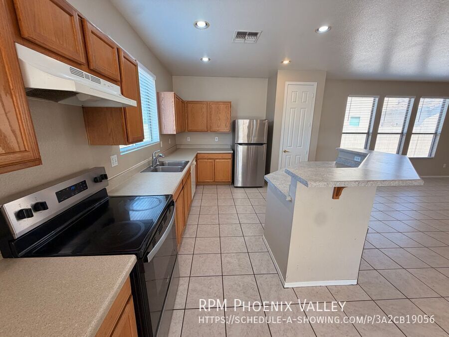 Spacious 3 Bedroom Single Story Peoria With A 3 Car Garage property image