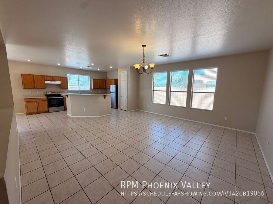 Spacious 3 Bedroom Single Story Peoria With A 3 Car Garage property image