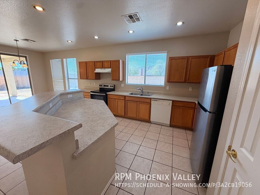 Spacious 3 Bedroom Single Story Peoria With A 3 Car Garage property image