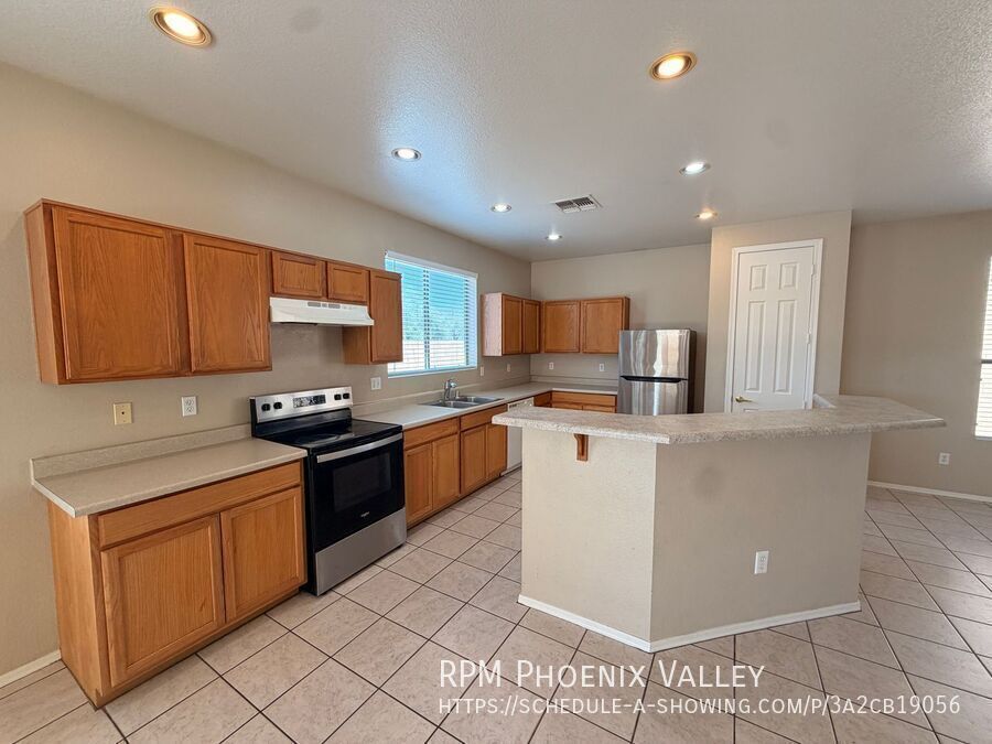 Spacious 3 Bedroom Single Story Peoria With A 3 Car Garage property image