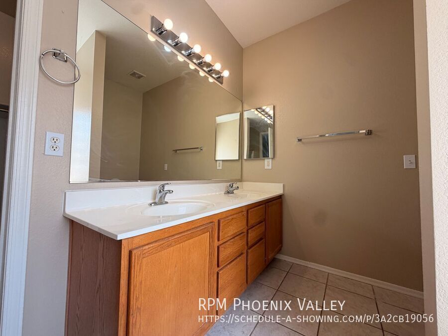 Spacious 3 Bedroom Single Story Peoria With A 3 Car Garage property image