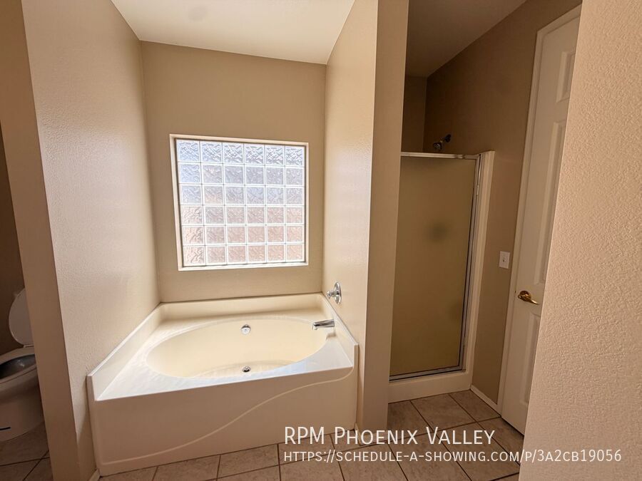 Spacious 3 Bedroom Single Story Peoria With A 3 Car Garage property image