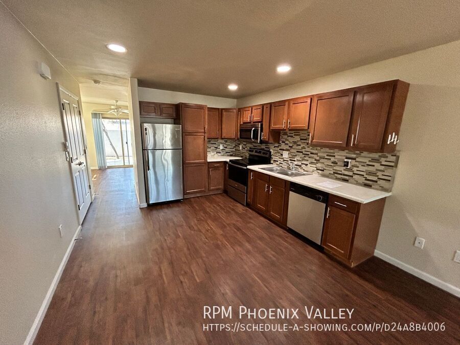 3 Bed/2.5 Bath Townhome *NO* Carpet, End Unit *ALL* Appliances! property image