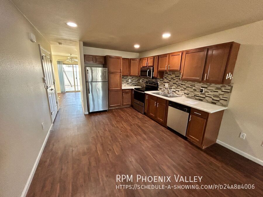 3 Bed/2.5 Bath Townhome *NO* Carpet, End Unit *ALL* Appliances! property image