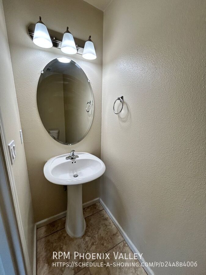 3 Bed/2.5 Bath Townhome *NO* Carpet, End Unit *ALL* Appliances! property image