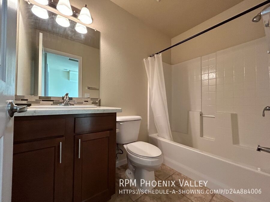3 Bed/2.5 Bath Townhome *NO* Carpet, End Unit *ALL* Appliances! property image