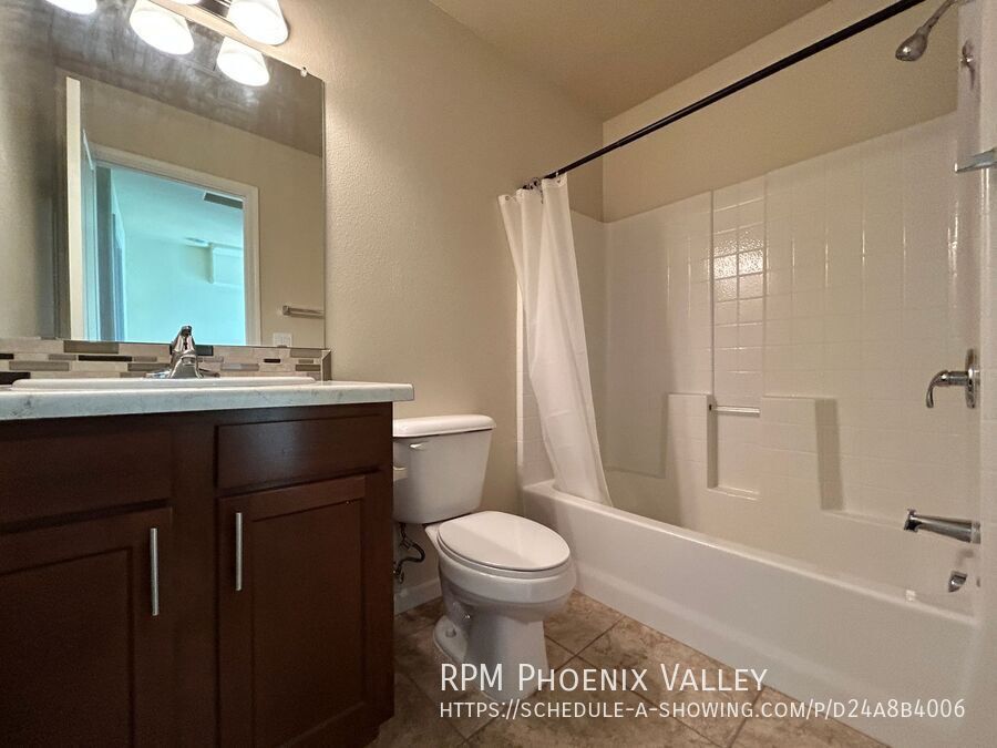 3 Bed/2.5 Bath Townhome *NO* Carpet, End Unit *ALL* Appliances! property image