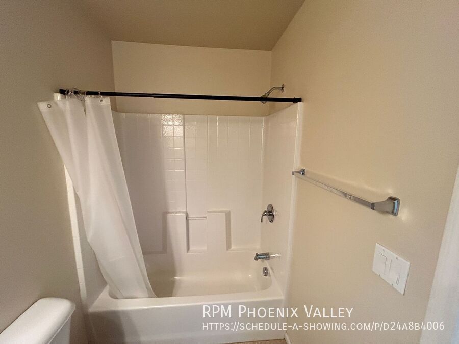 3 Bed/2.5 Bath Townhome *NO* Carpet, End Unit *ALL* Appliances! property image