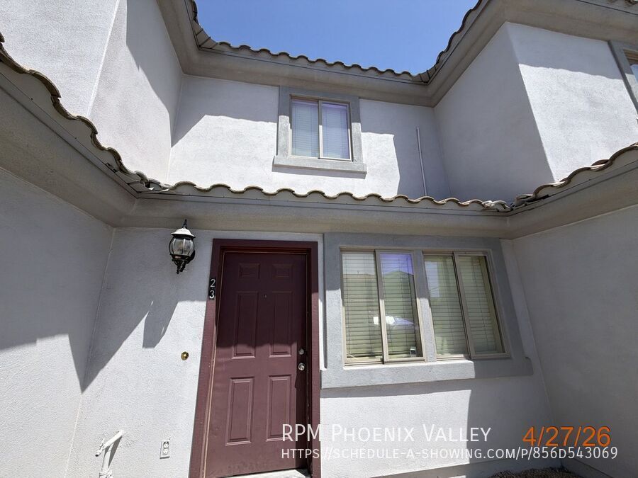 Beautiful Townhome with Wood Plank Flooring & Stainless-Steel Appliances! Available for showings and move in 8/31/2026. property image