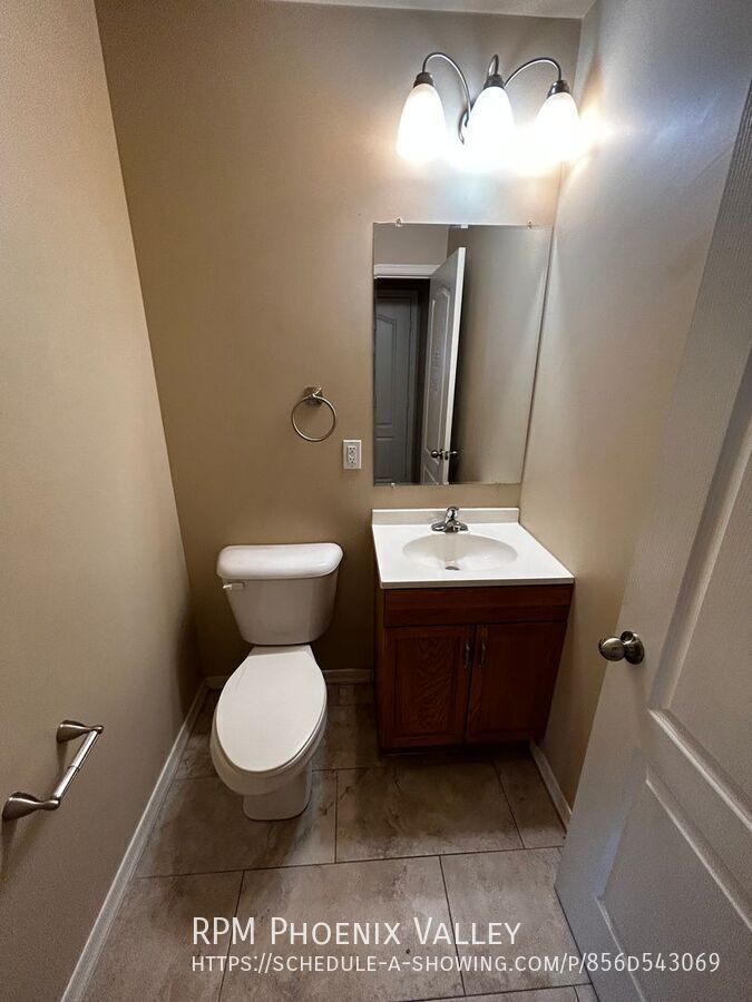 Beautiful Townhome with Wood Plank Flooring & Stainless-Steel Appliances! Available for showings and move in 8/31/2026. property image