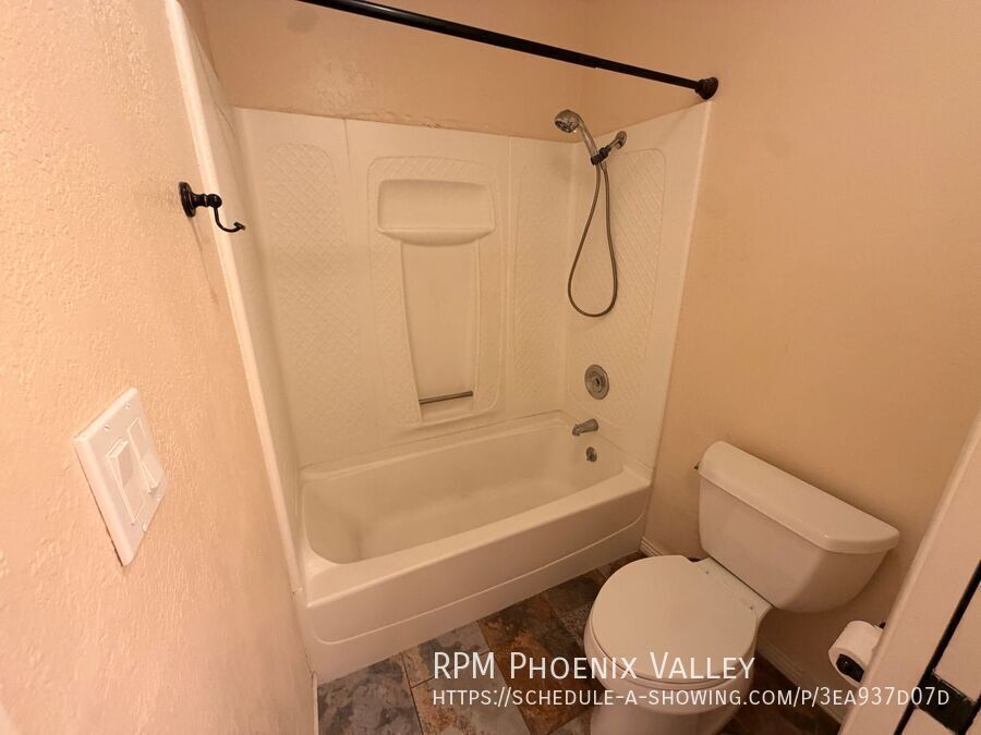 Move-In Ready 2-Bedroom Home with Washer & Dryer in Glendale property image