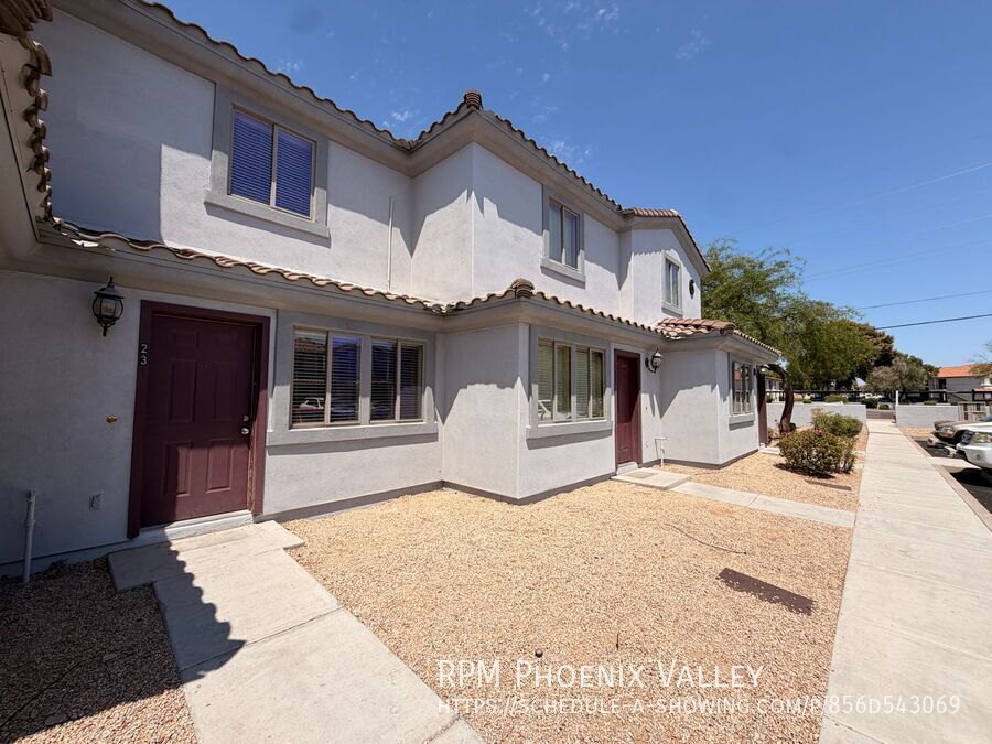 Beautiful Townhome with Wood Plank Flooring & Stainless-Steel Appliances! property image