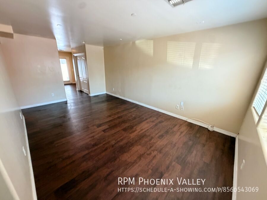 Beautiful Townhome with Wood Plank Flooring & Stainless-Steel Appliances! property image