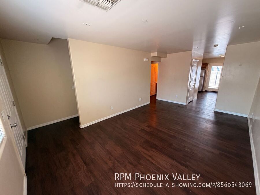 Beautiful Townhome with Wood Plank Flooring & Stainless-Steel Appliances! property image