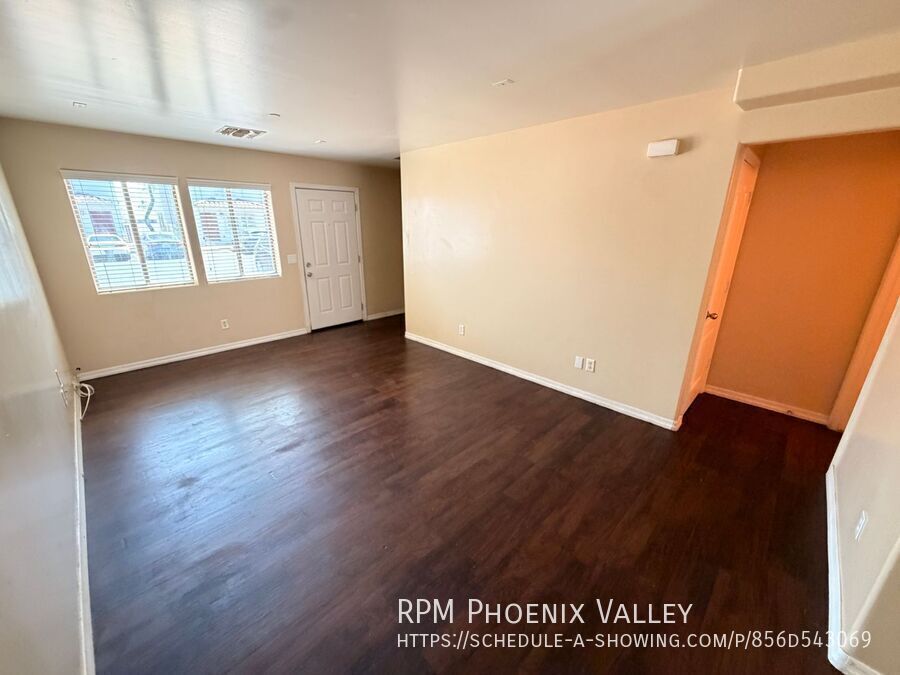 Beautiful Townhome with Wood Plank Flooring & Stainless-Steel Appliances! property image