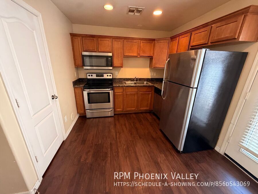 Beautiful Townhome with Wood Plank Flooring & Stainless-Steel Appliances! property image