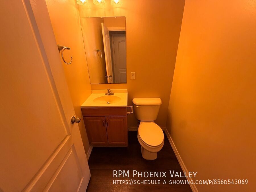 Beautiful Townhome with Wood Plank Flooring & Stainless-Steel Appliances! property image