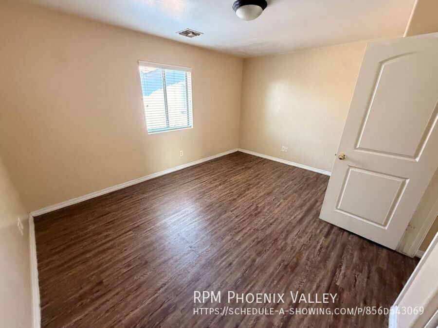 Beautiful Townhome with Wood Plank Flooring & Stainless-Steel Appliances! property image