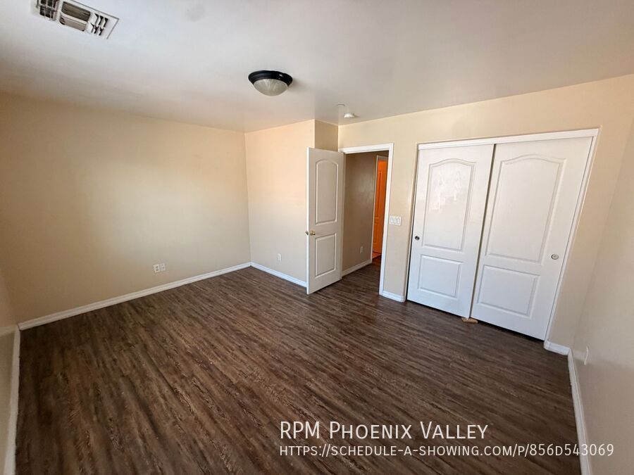 Beautiful Townhome with Wood Plank Flooring & Stainless-Steel Appliances! property image
