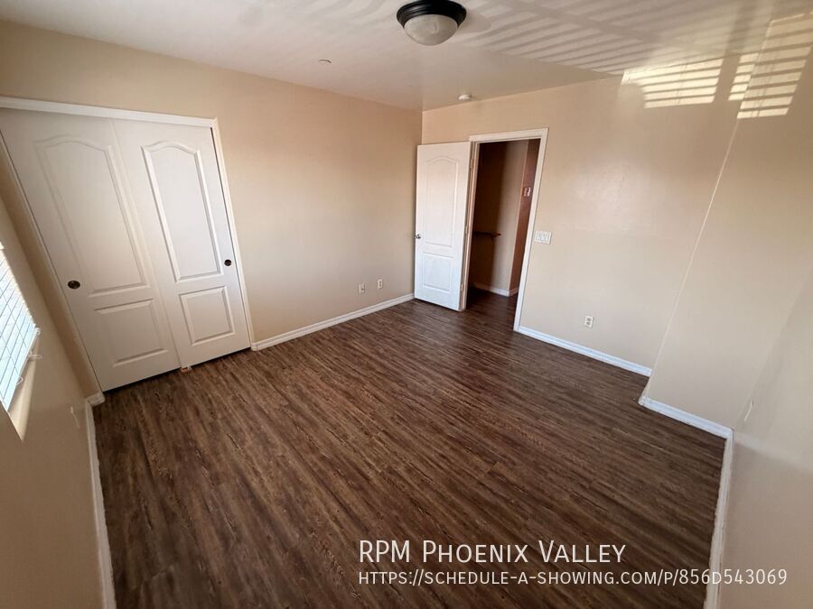 Beautiful Townhome with Wood Plank Flooring & Stainless-Steel Appliances! property image