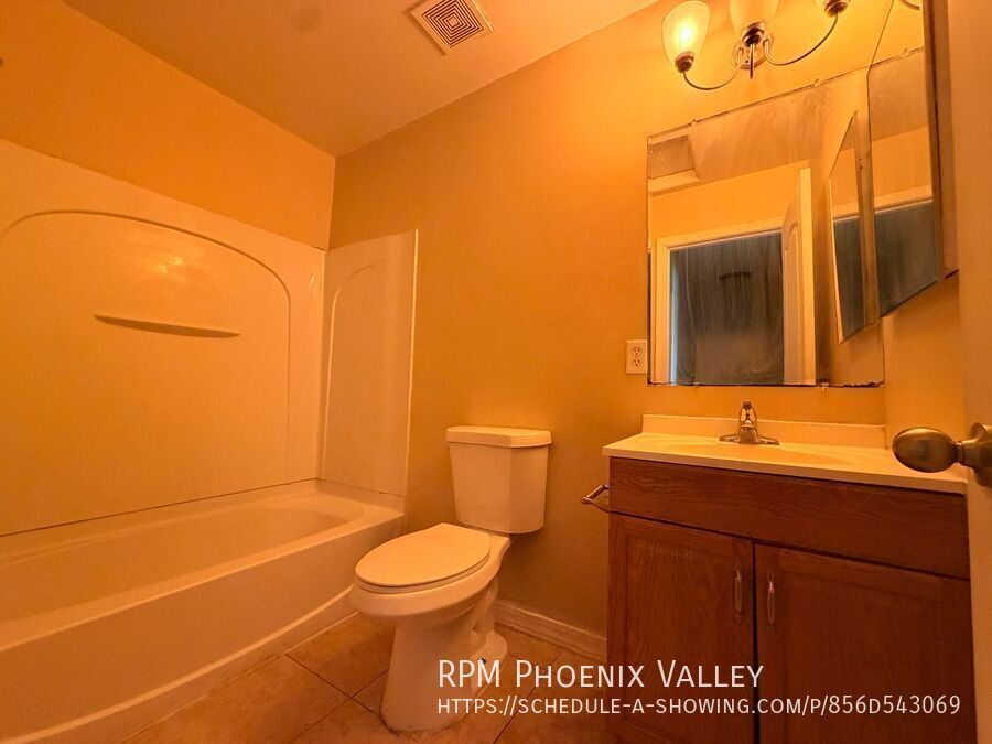 Beautiful Townhome with Wood Plank Flooring & Stainless-Steel Appliances! property image