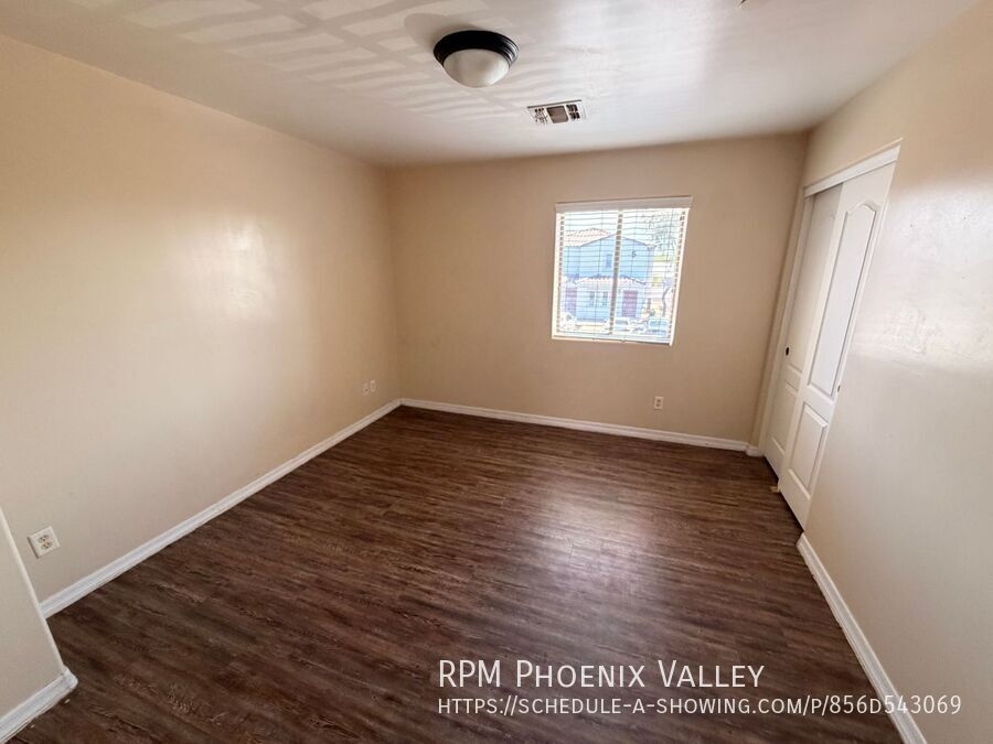 Beautiful Townhome with Wood Plank Flooring & Stainless-Steel Appliances! property image