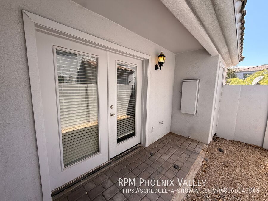 Beautiful Townhome with Wood Plank Flooring & Stainless-Steel Appliances! property image