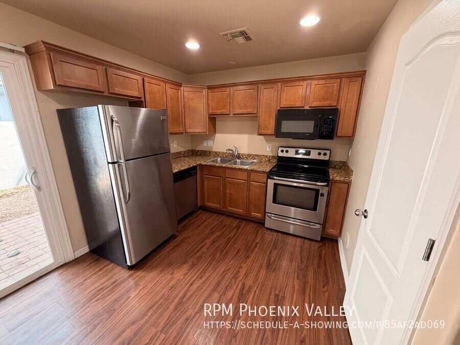 Townhome with Wood Plank Floors & Private Enclosed Outdoor Space! *MOVE IN SPECIAL* 1/2 OFF YOUR FIRST FULL MONTH OF RENT property image