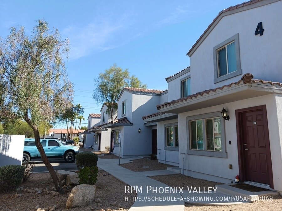 Townhome with Wood Plank Floors & Private Enclosed Outdoor Space! *MOVE IN SPECIAL* 1/2 OFF YOUR FIRST FULL MONTH OF RENT property image