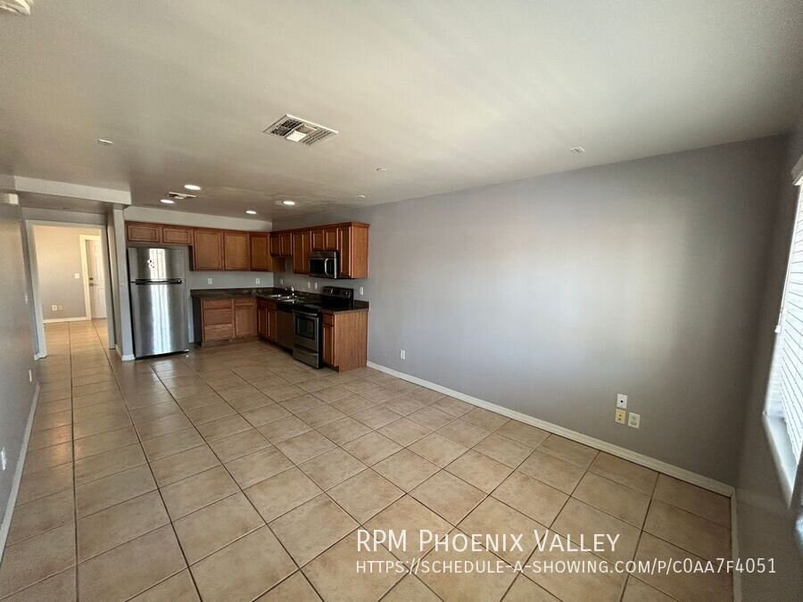 COMING SOON.... 3 Bed/2 Bath Townhome *NO* Carpet End Unit *ALL* Appliances! property image