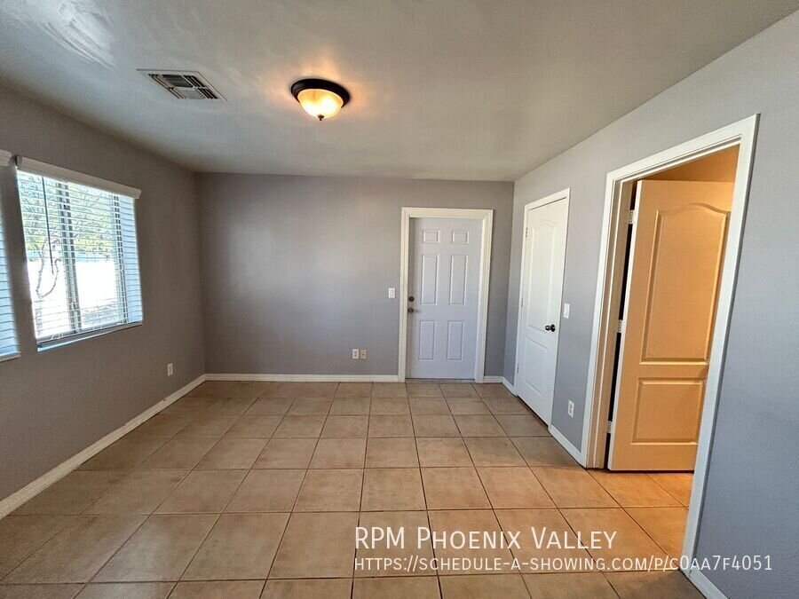 COMING SOON.... 3 Bed/2 Bath Townhome *NO* Carpet End Unit *ALL* Appliances! property image
