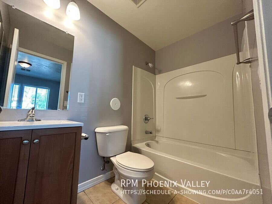 COMING SOON.... 3 Bed/2 Bath Townhome *NO* Carpet End Unit *ALL* Appliances! property image