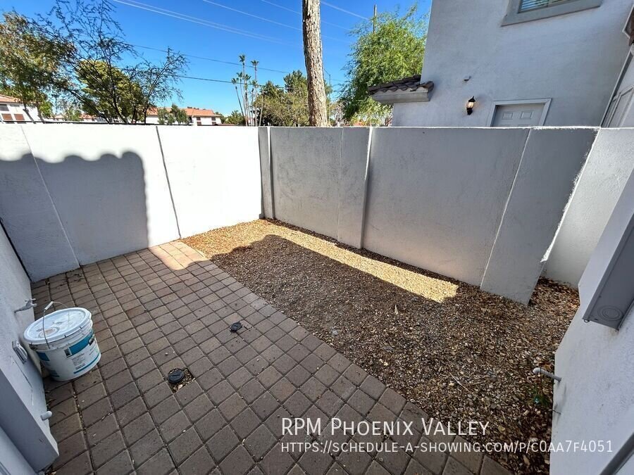COMING SOON.... 3 Bed/2 Bath Townhome *NO* Carpet End Unit *ALL* Appliances! property image