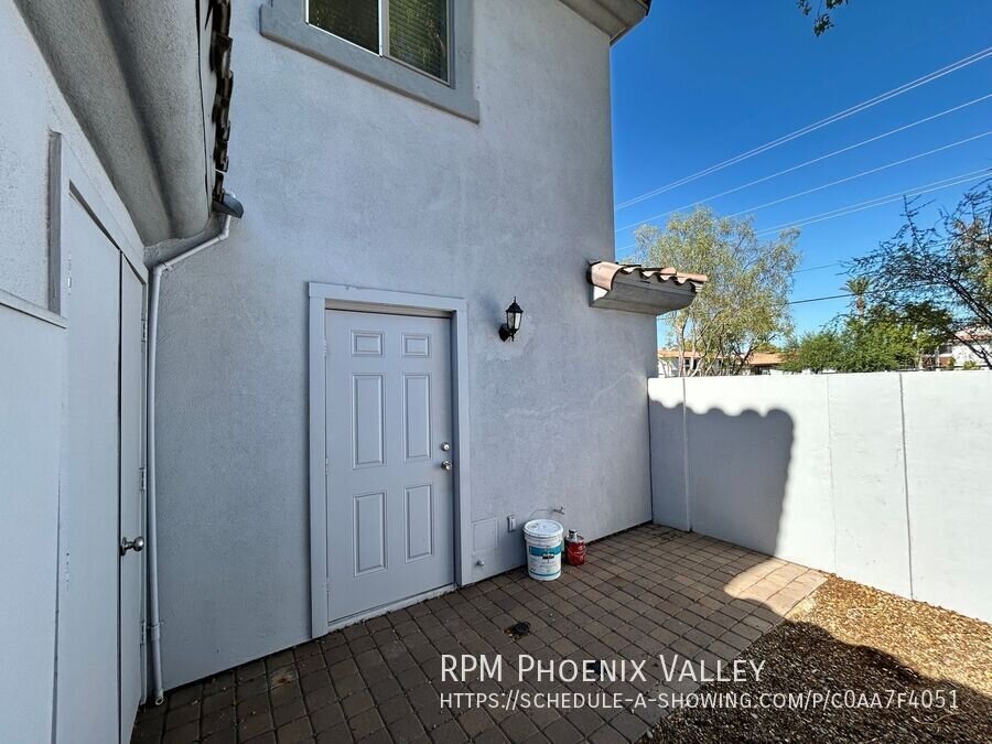 COMING SOON.... 3 Bed/2 Bath Townhome *NO* Carpet End Unit *ALL* Appliances! property image