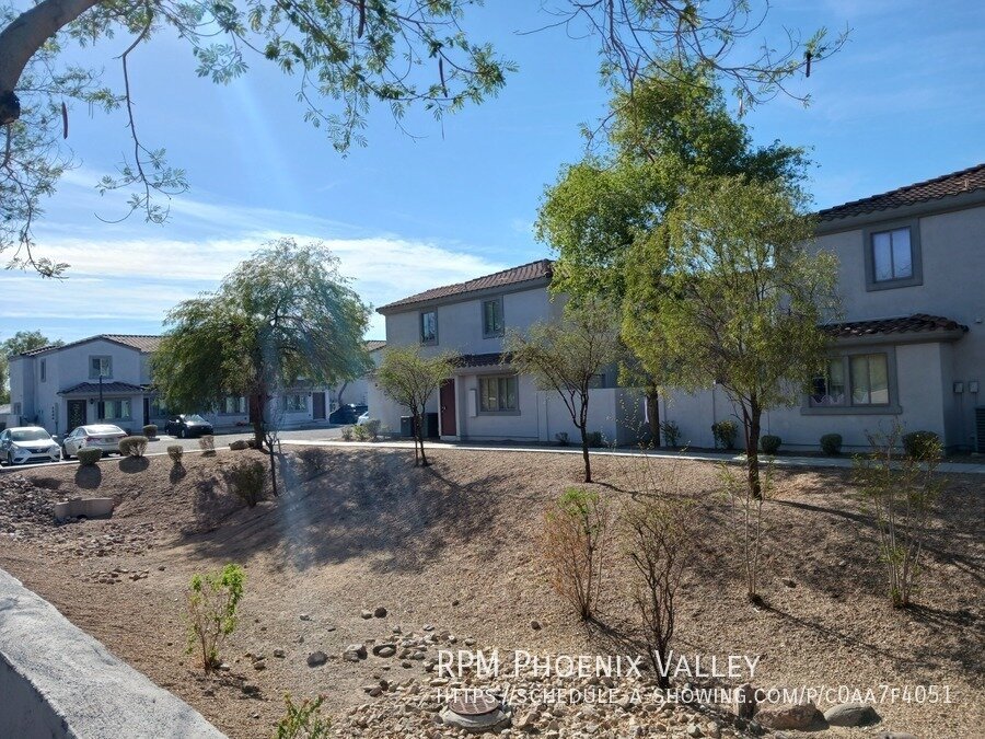 COMING SOON.... 3 Bed/2 Bath Townhome *NO* Carpet End Unit *ALL* Appliances! property image